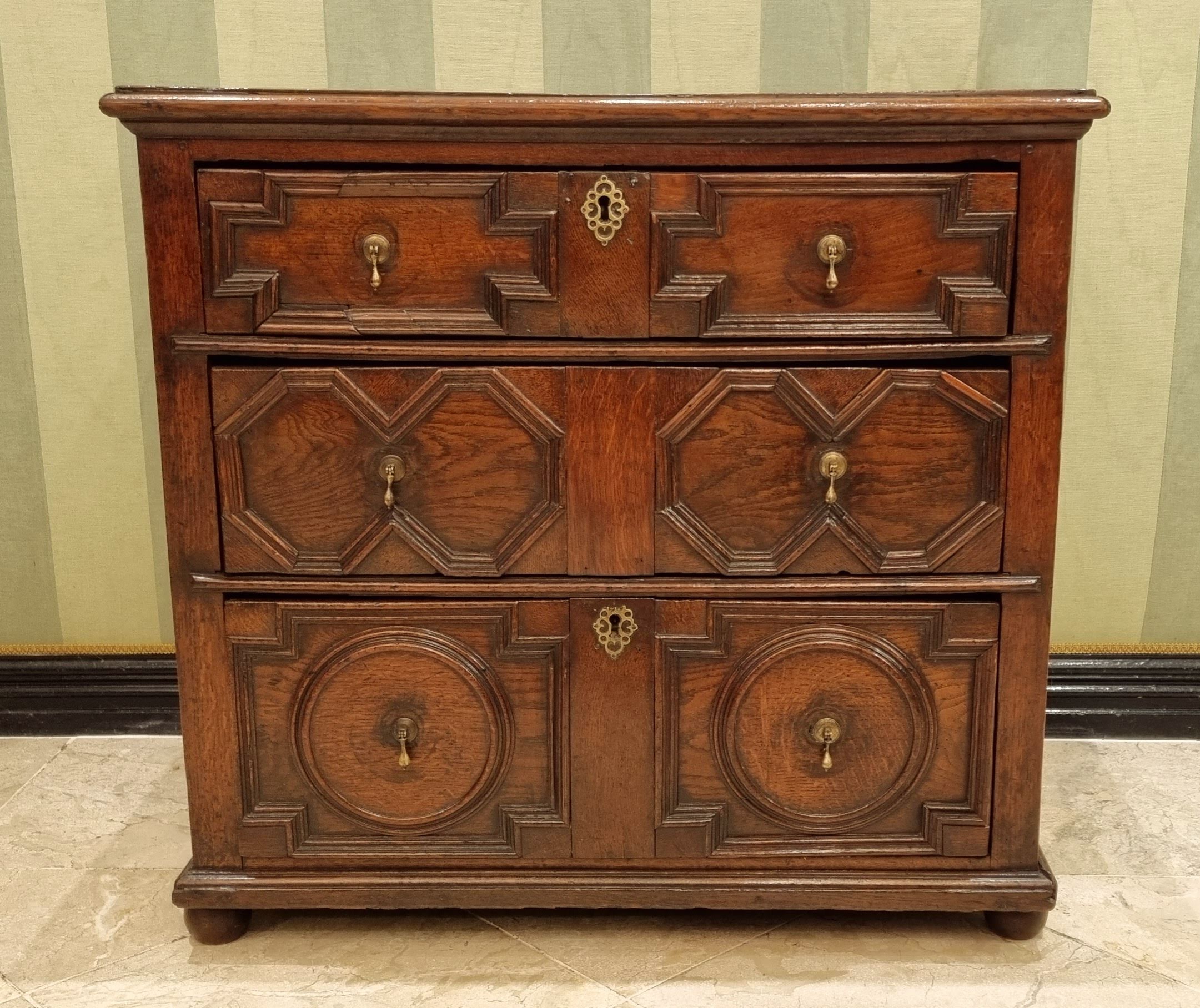 Chest of drawers 