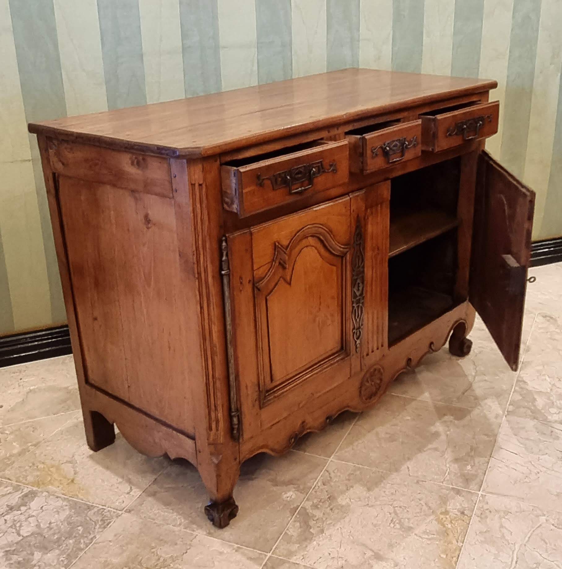 Sideboard"